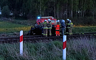 Groźny wypadek na torach niedaleko Olsztyna. Samochód wjechał pod pociąg